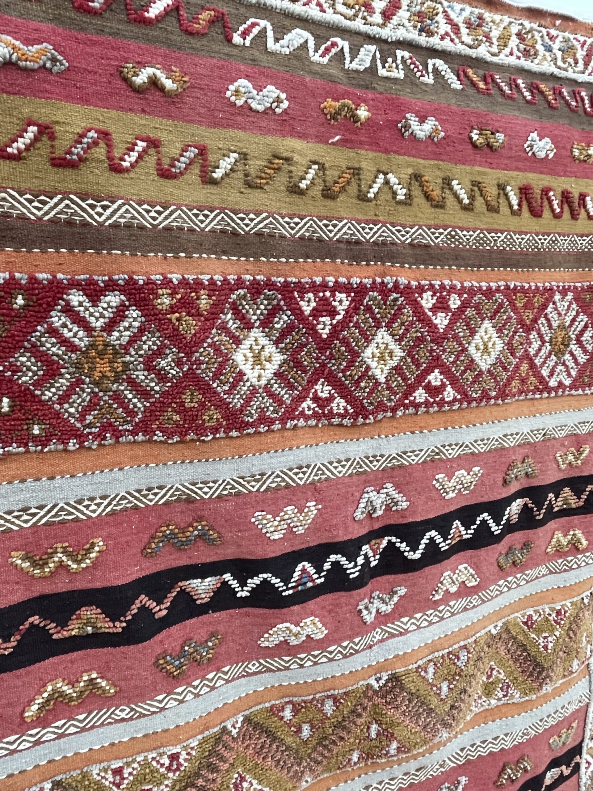 Handmade Glaoui Rug 249 x 147 cm (8'2" x 4'10") | Authentic Moroccan Timnay Weaving | Berber Tribal Wool Rug | Siroua Region | Ait Ouaghrda Artisan Hanbel - Image 9