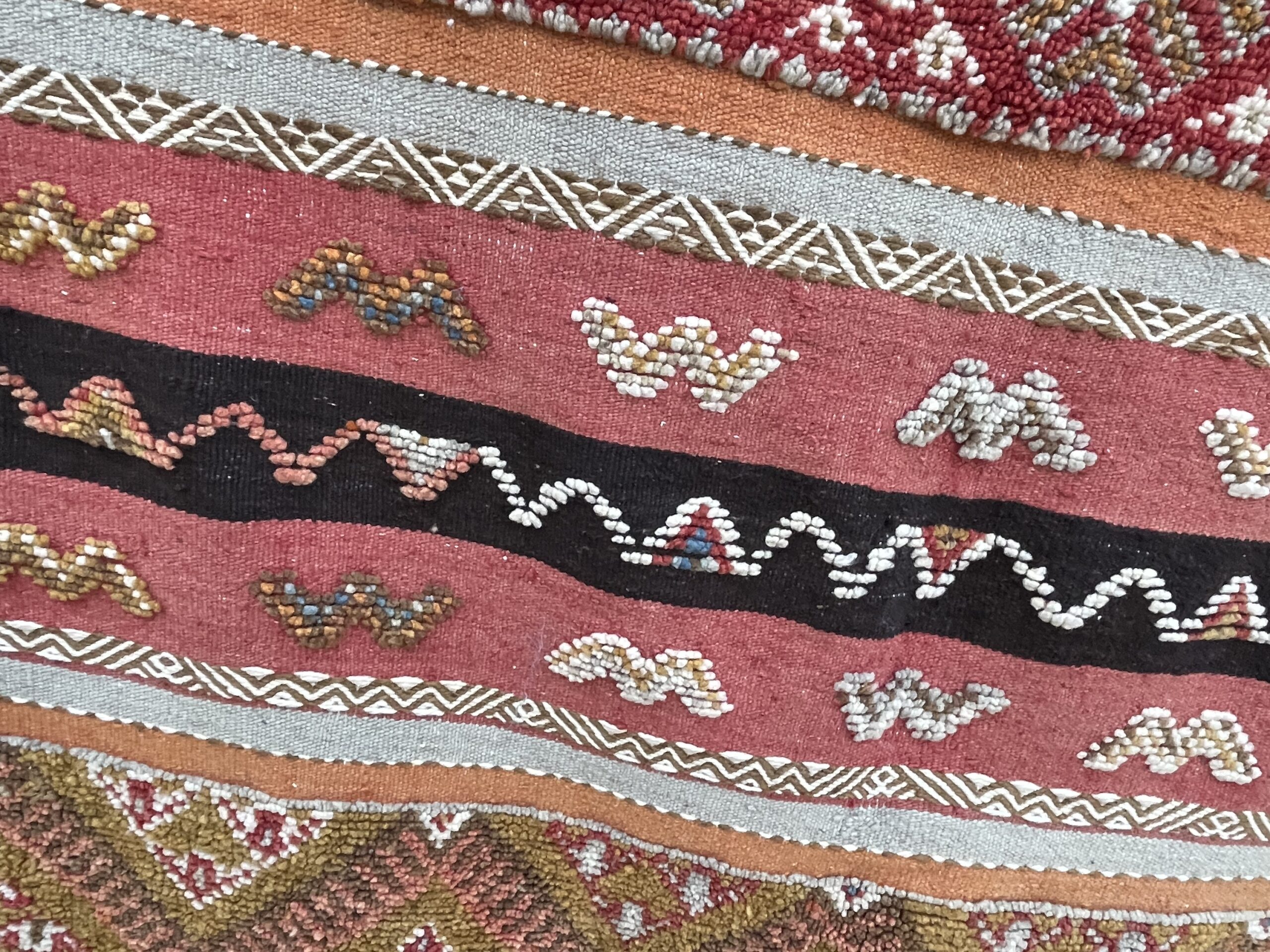 Handmade Glaoui Rug 249 x 147 cm (8'2" x 4'10") | Authentic Moroccan Timnay Weaving | Berber Tribal Wool Rug | Siroua Region | Ait Ouaghrda Artisan Hanbel - Image 17