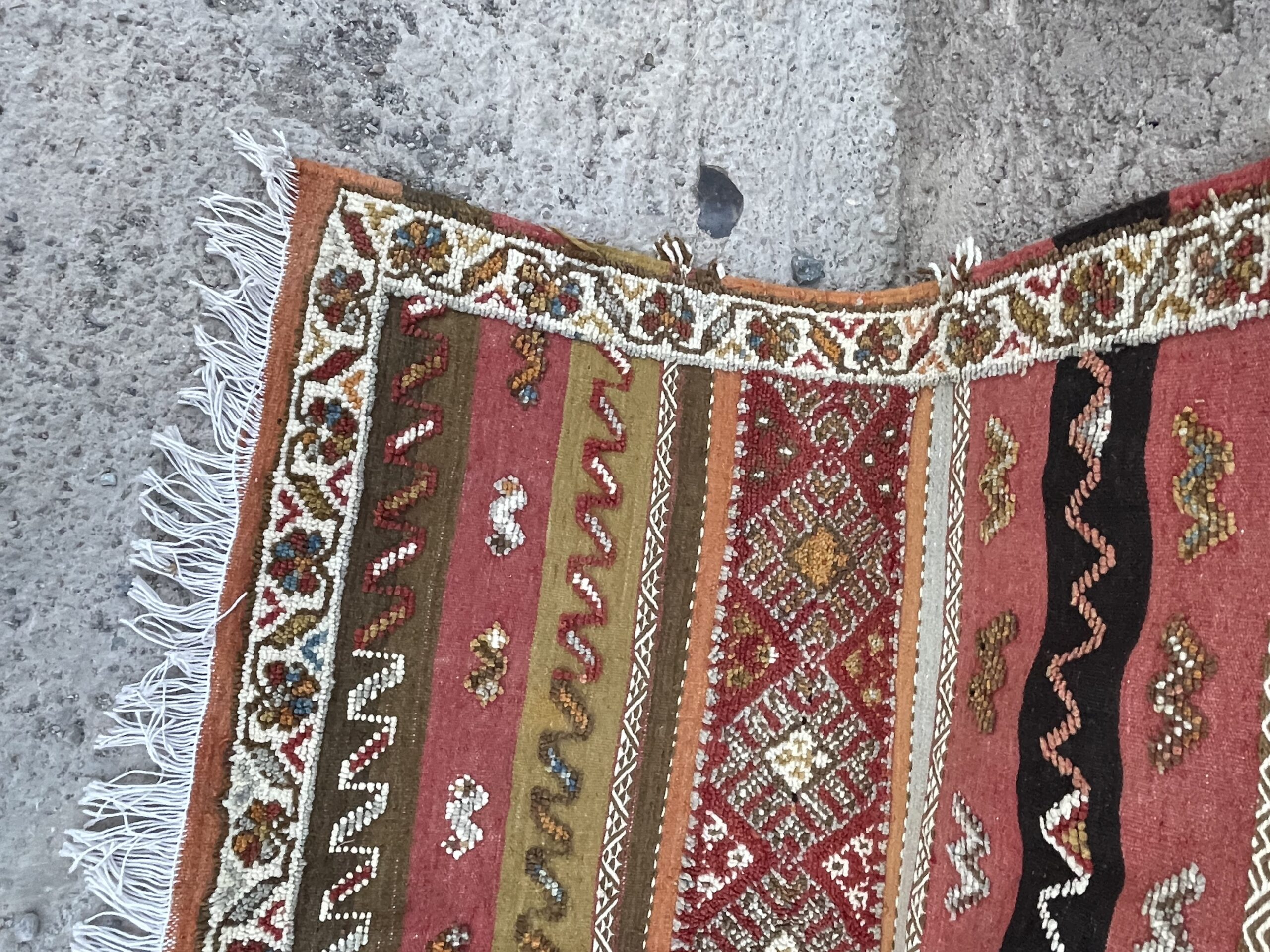 Handmade Glaoui Rug 249 x 147 cm (8'2" x 4'10") | Authentic Moroccan Timnay Weaving | Berber Tribal Wool Rug | Siroua Region | Ait Ouaghrda Artisan Hanbel - Image 8