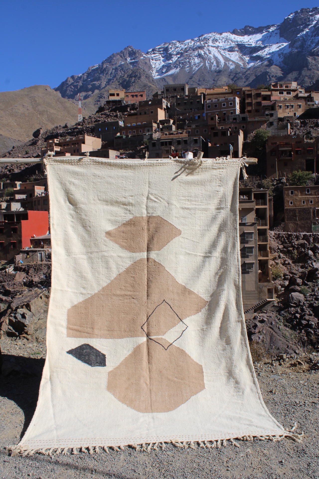 zanafi, zanafi rug, zanafi carpet, moroccan rug, berber rug, handmade rug, handwoven moroccan rug, wool rug, atlas mountains rug, tribal rug, minimalist rug, geometric rug, neutral tones rug, boho rug, bohemian decor, artisanal rug, authentic moroccan carpet, flatwoven rug, large moroccan rug, 300x200 cm rug, 9.8x6.5 ft rug, berber craftsmanship
