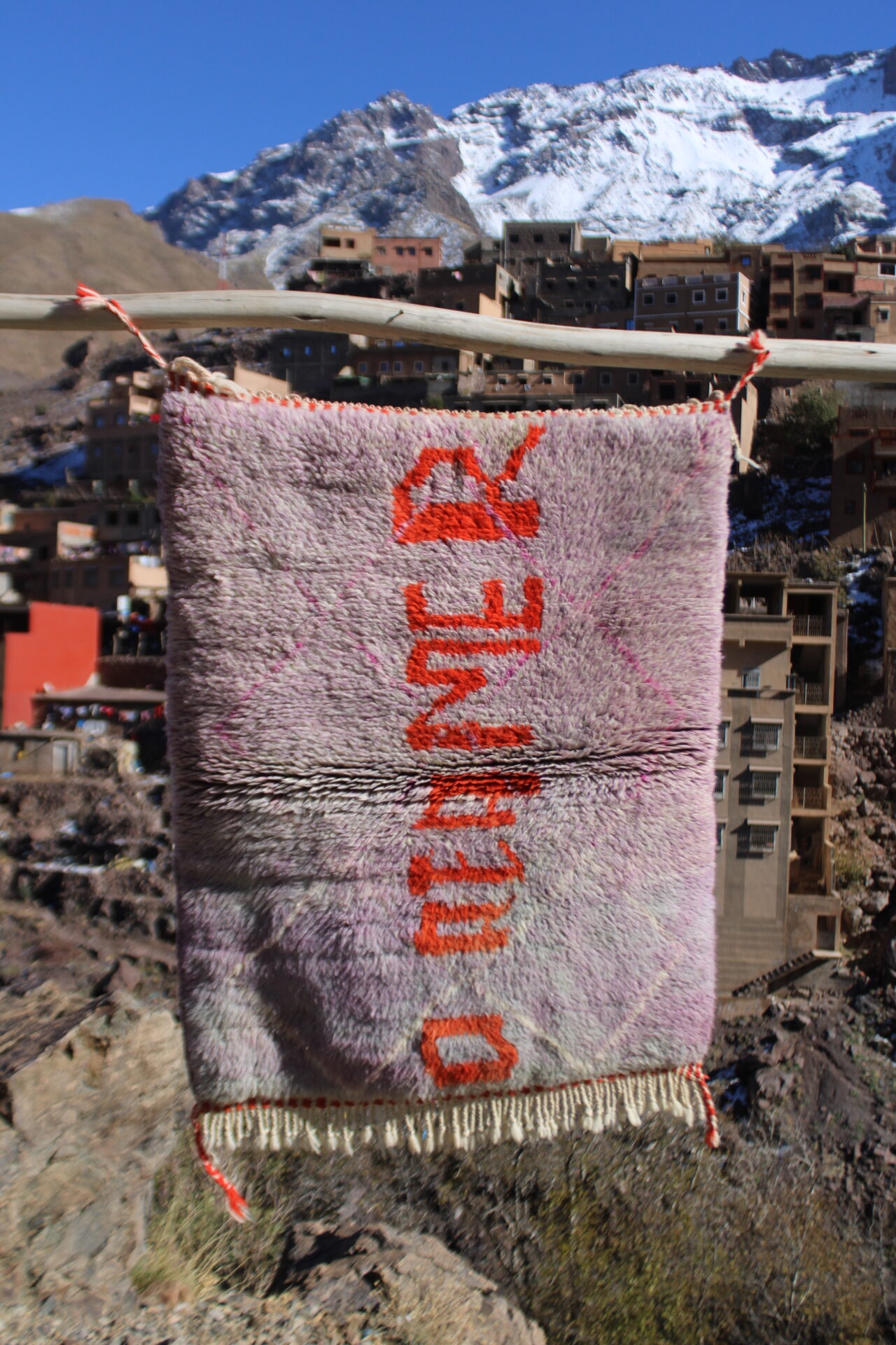 Handwoven Moroccan Berber Rug – 120×70 cm (3.9×2.3 ft) – Soft Pink with Orange Tribal Text - Image 6