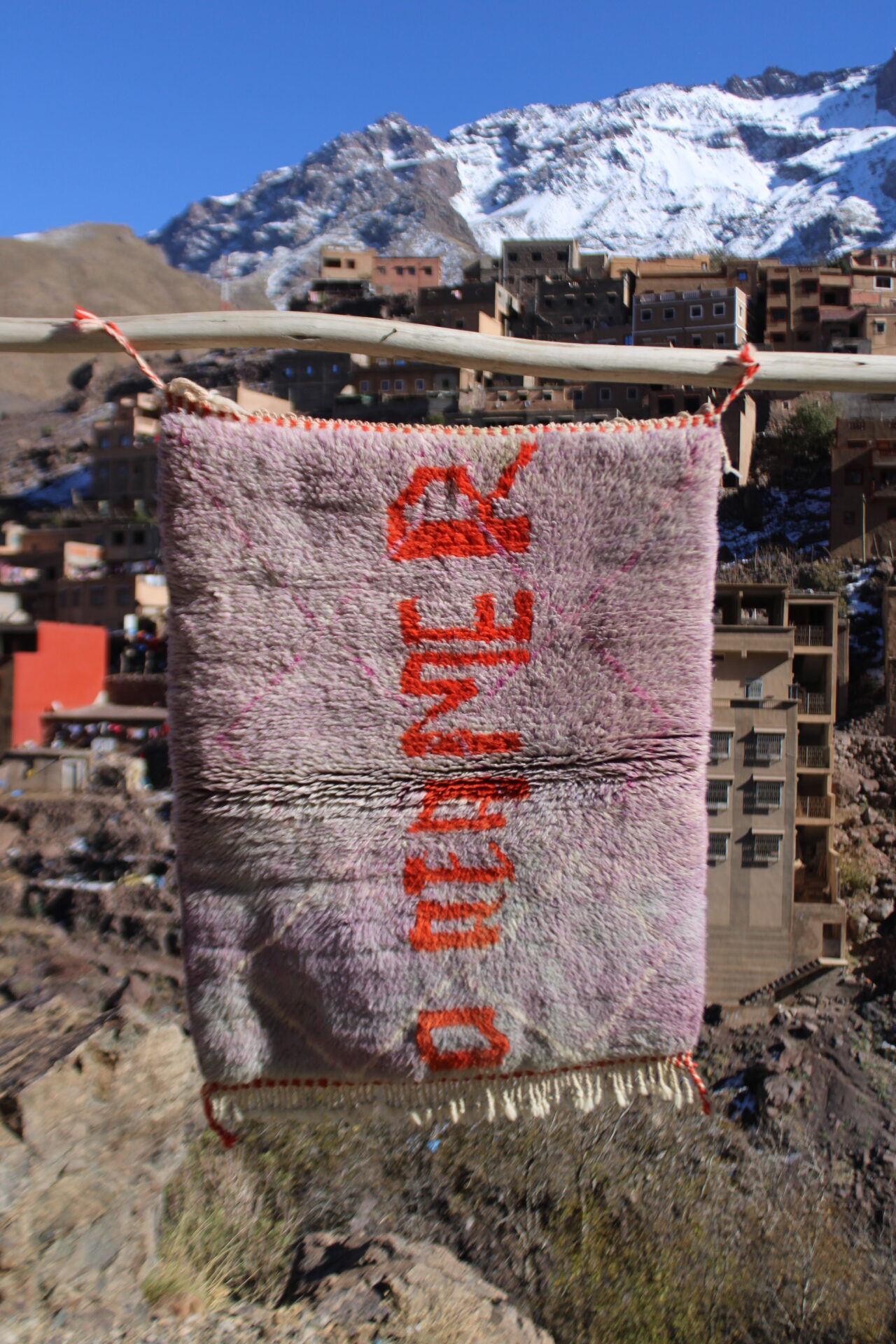 Handwoven Moroccan Berber Rug – 120×70 cm (3.9×2.3 ft) – Soft Pink with Orange Tribal Text - Image 5