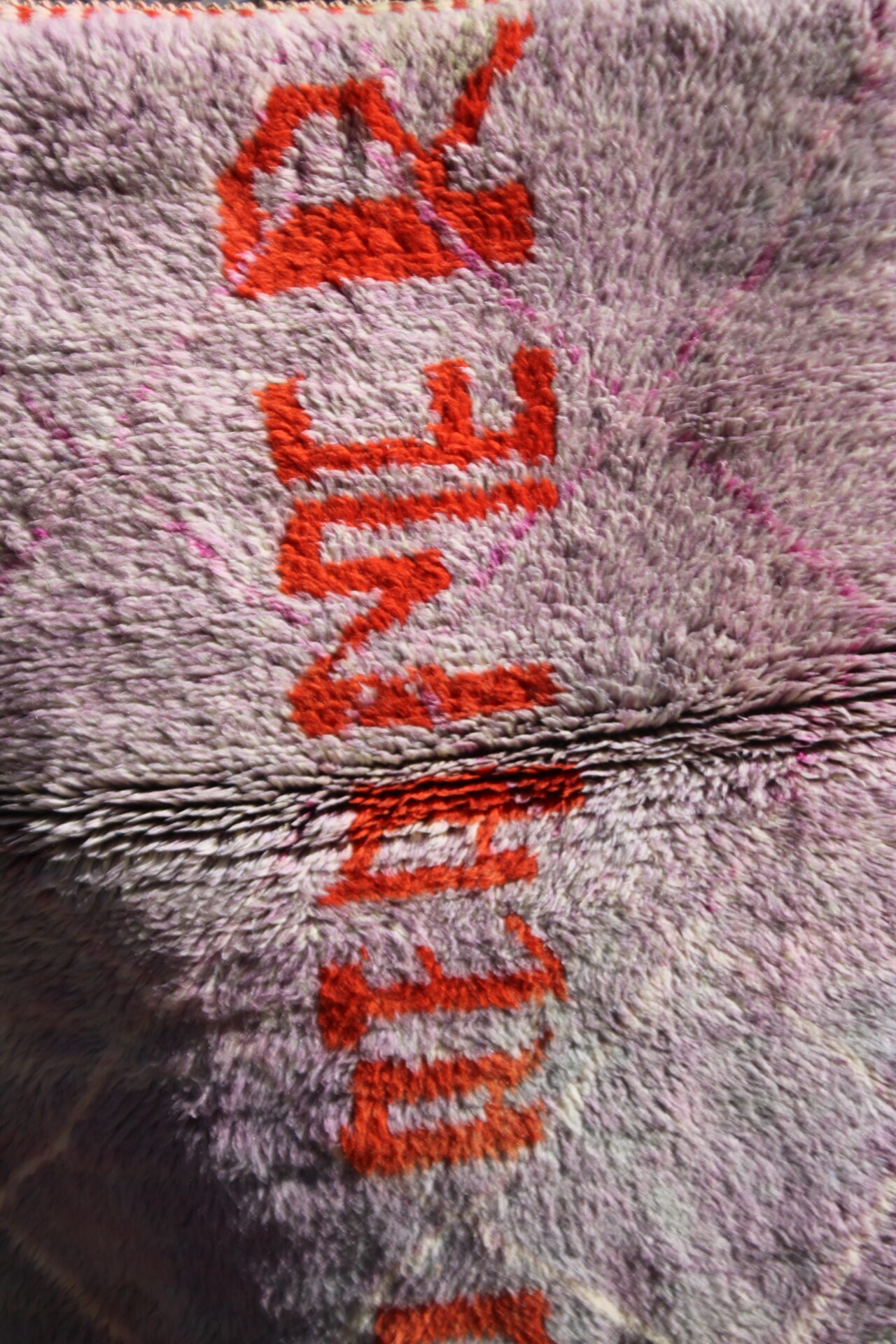 Handwoven Moroccan Berber Rug – 120×70 cm (3.9×2.3 ft) – Soft Pink with Orange Tribal Text - Image 4