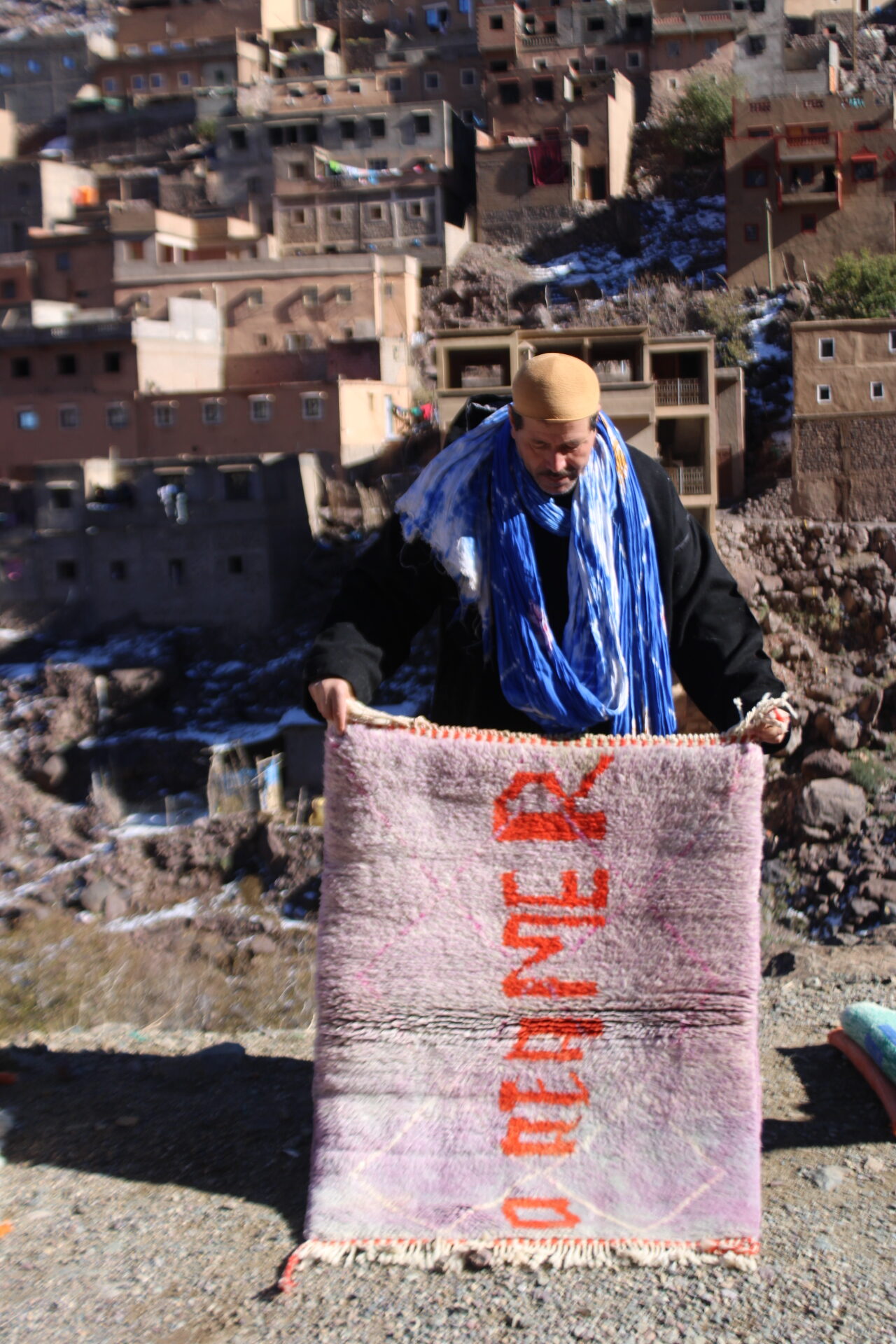 Handwoven Moroccan Berber Rug – 120×70 cm (3.9×2.3 ft) – Soft Pink with Orange Tribal Text - Image 3