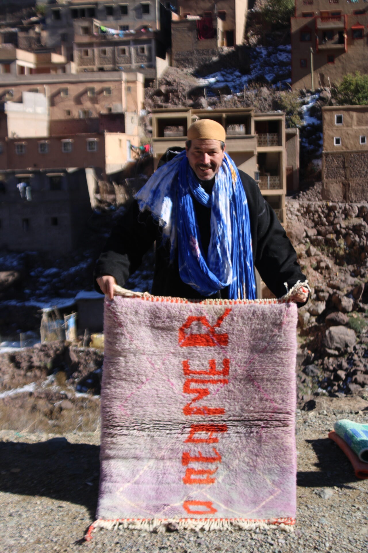 Handwoven Moroccan Berber Rug – 120×70 cm (3.9×2.3 ft) – Soft Pink with Orange Tribal Text - Image 2